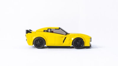 黄色coupe压铸模型浅焦点照片